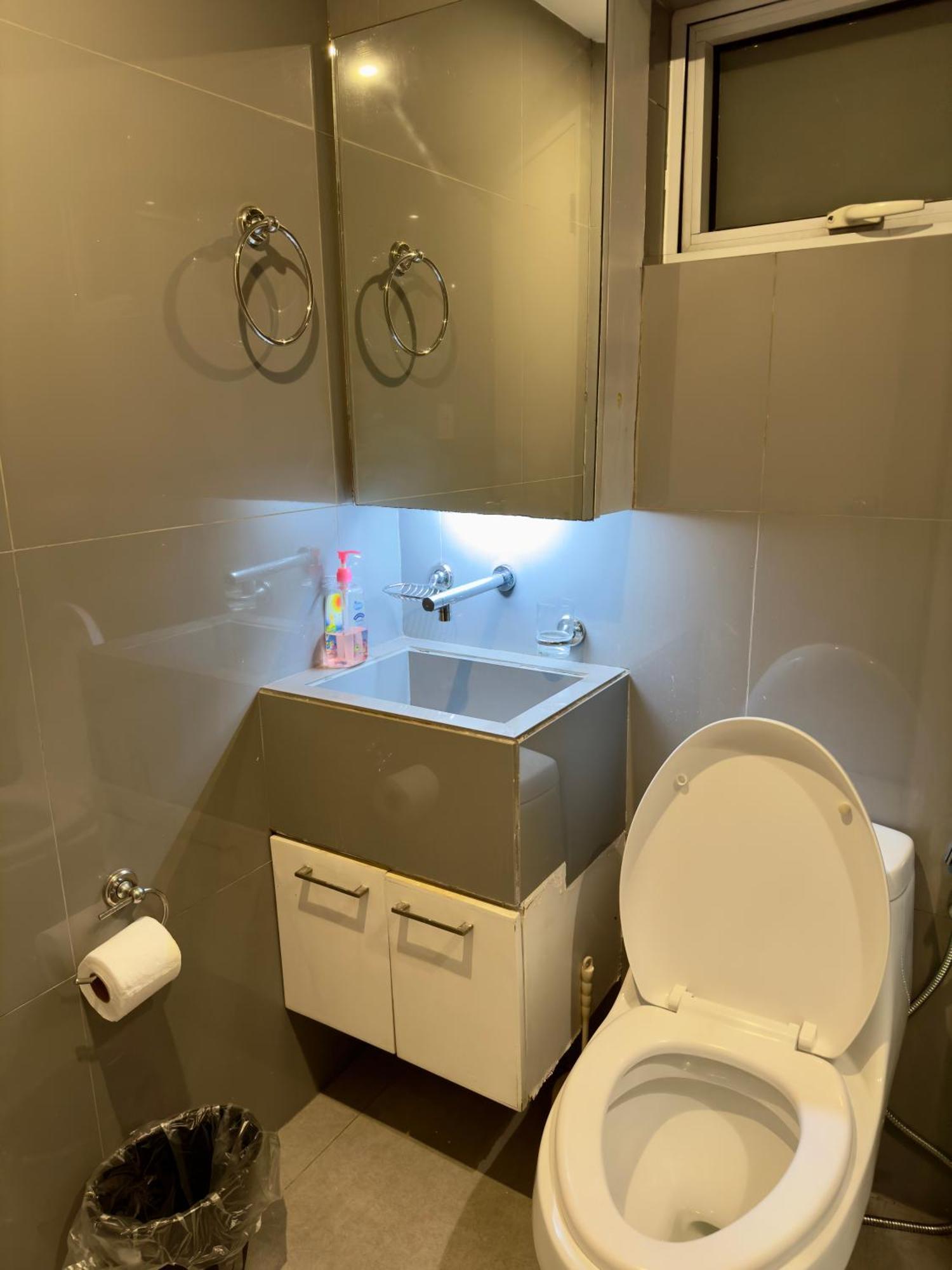 2br In Bgc With Wifi/netflix/disney+ Apartment