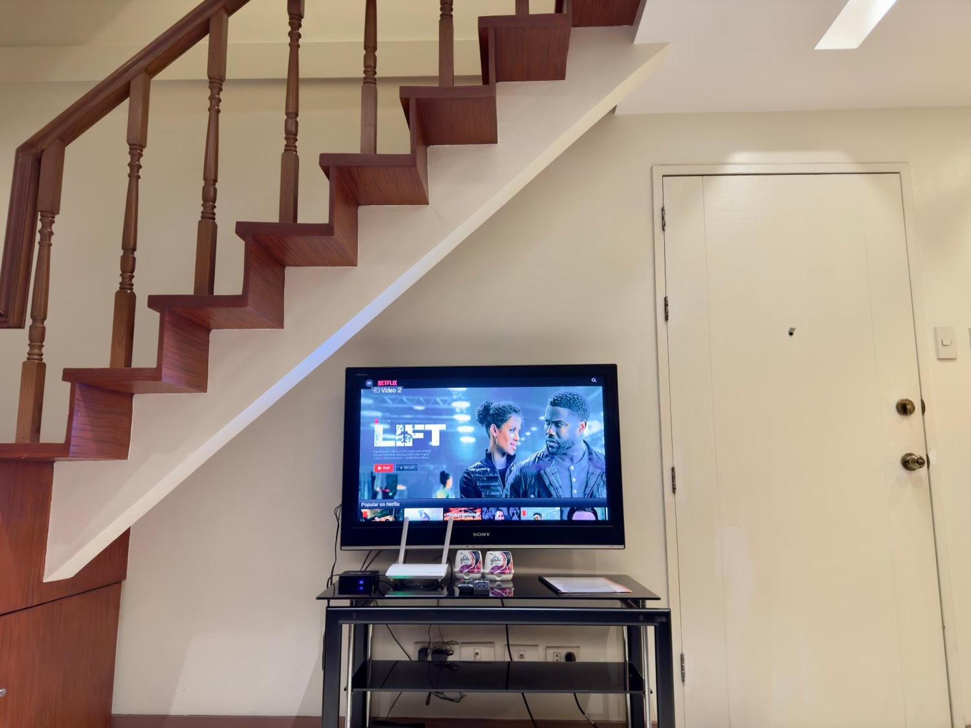 2br In Bgc With Wifi/netflix/disney+ * Manila