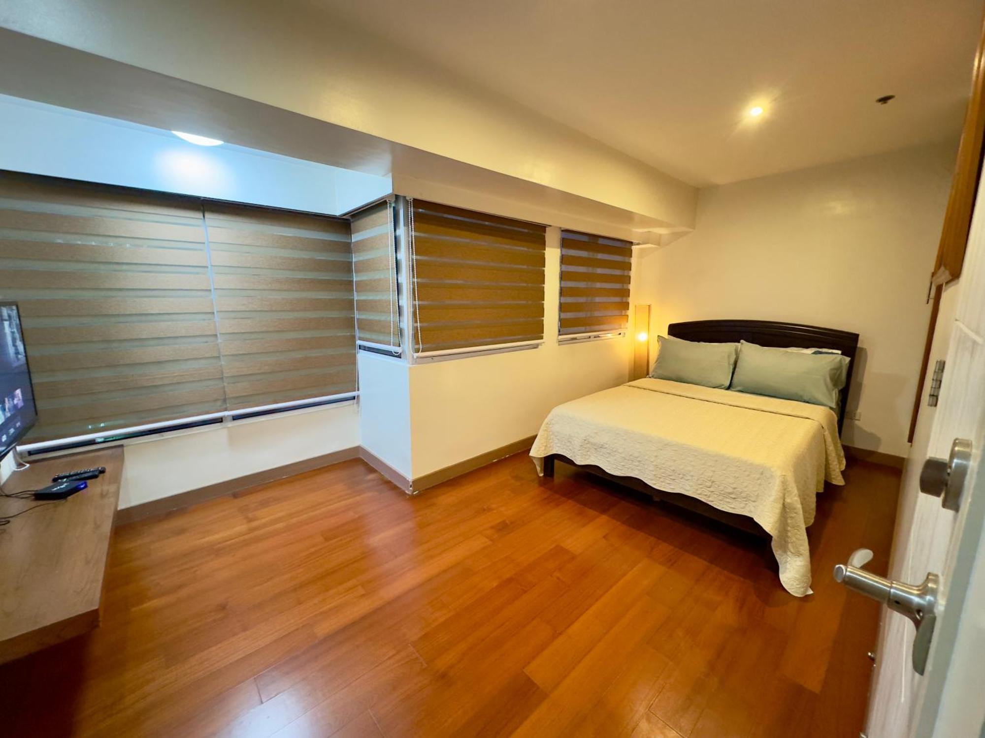 2br In Bgc With Wifi/netflix/disney+ * Manila