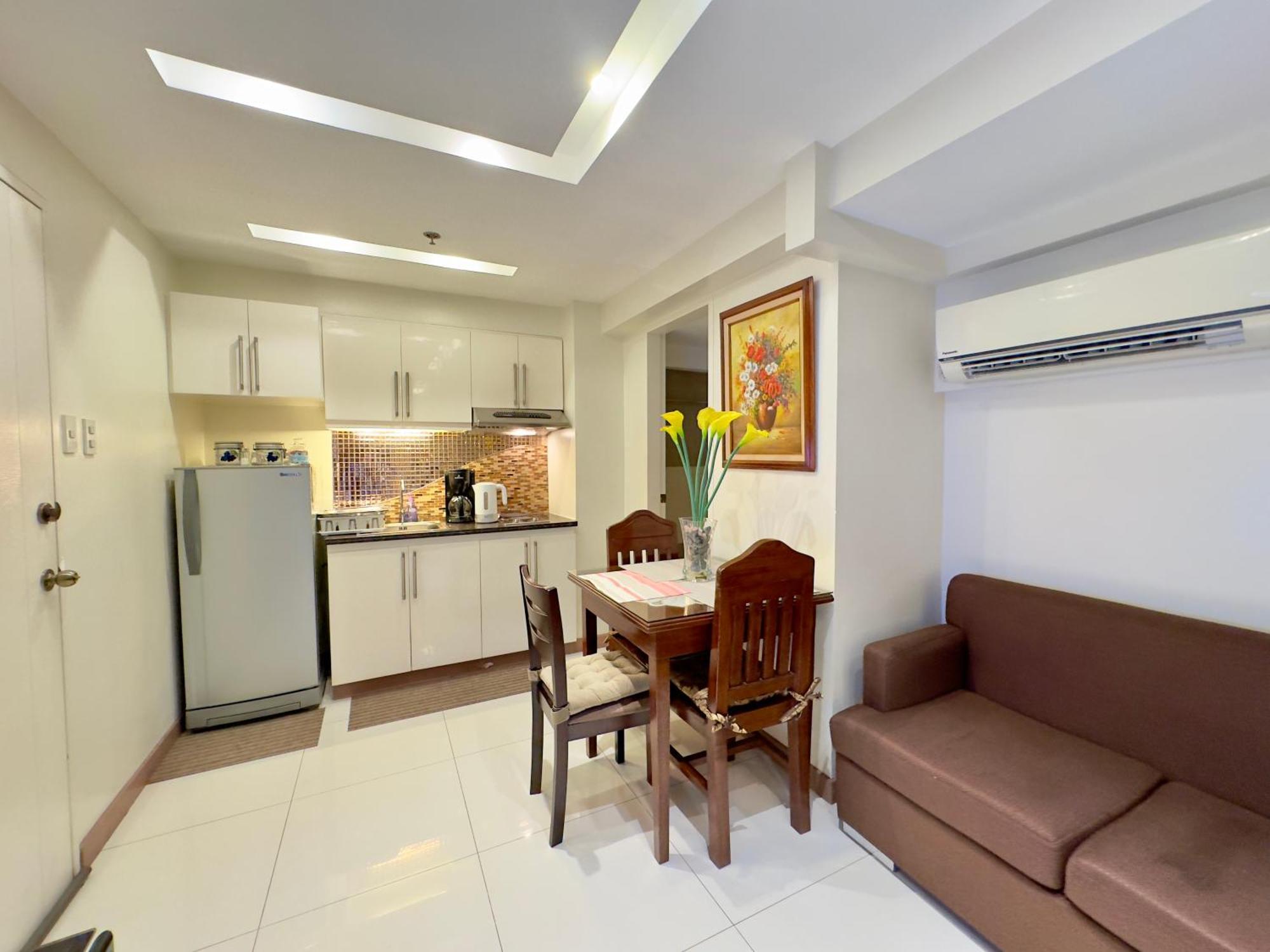Apartment 2br In Bgc With Wifi/netflix/disney+