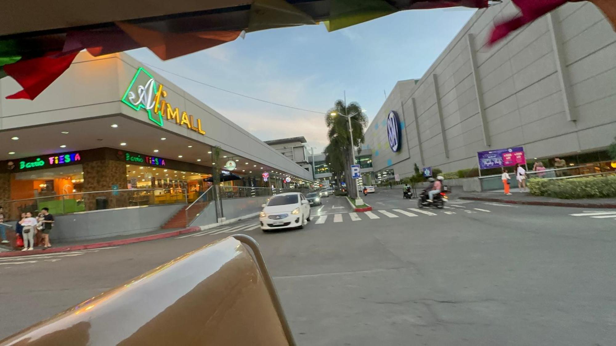 Apartment Cozy With Queen Size Bed In Araneta Quezon