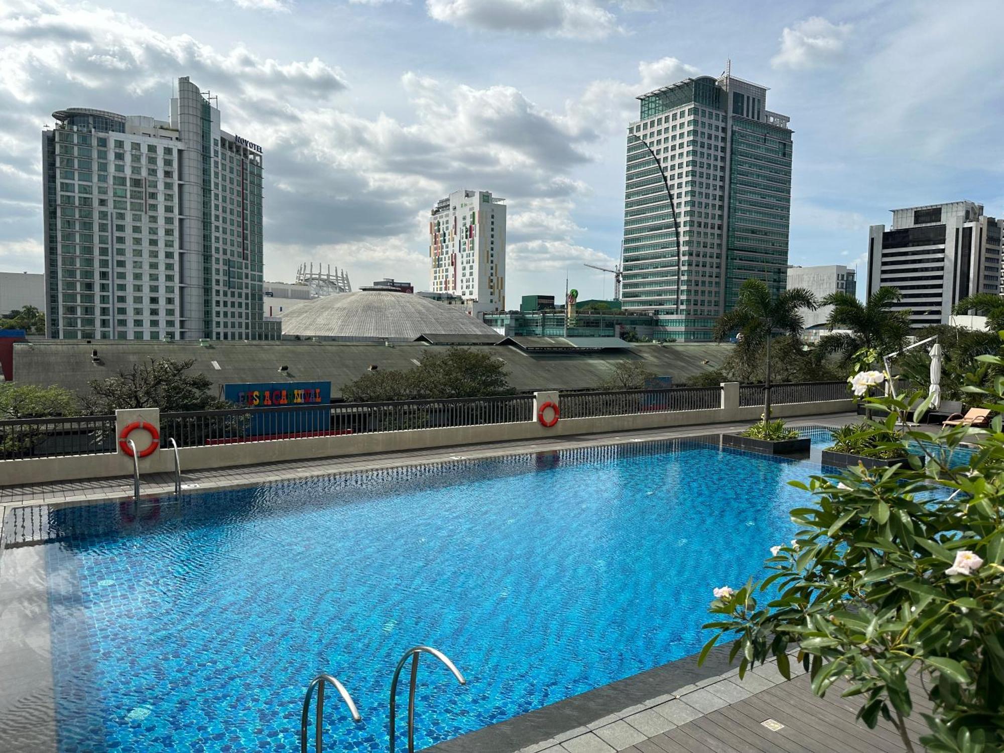 Apartment Cozy With Queen Size Bed In Araneta Quezon *