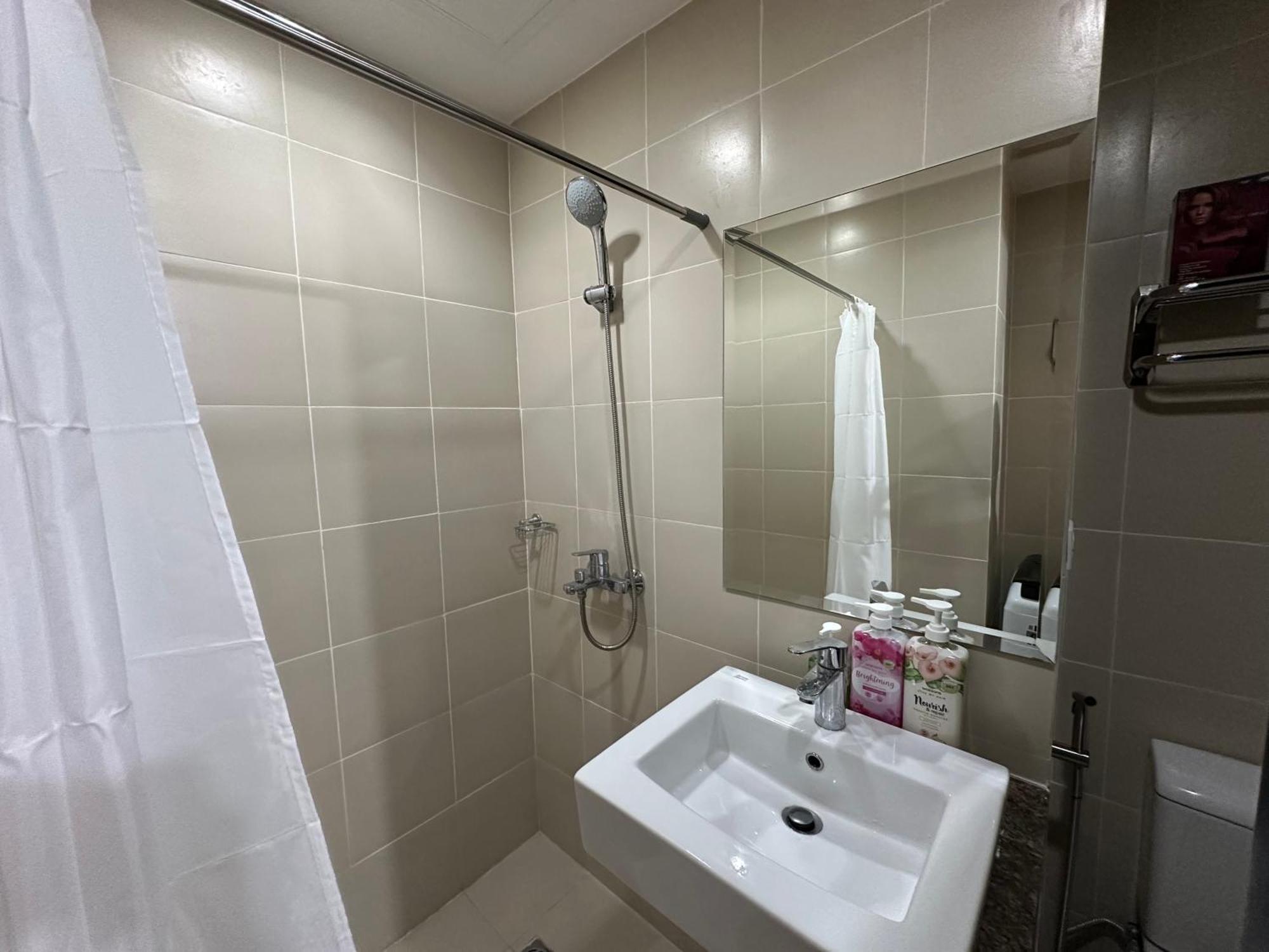 Cozy With Queen Size Bed In Araneta Quezon