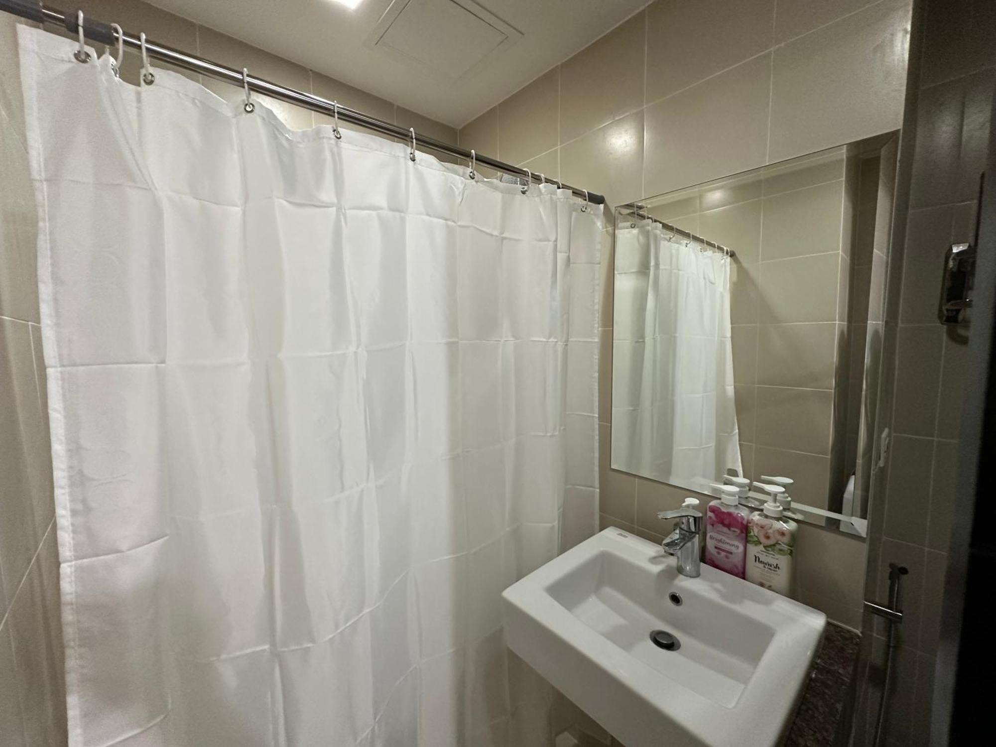 Cozy With Queen Size Bed In Araneta Quezon *