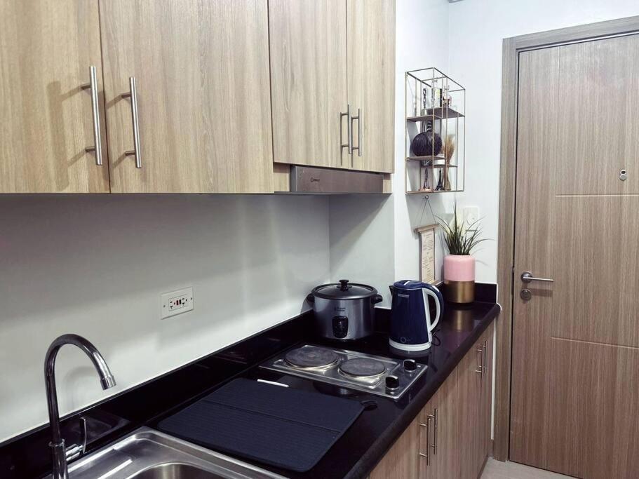 Mid-century Extent Unit @ Shore 2, Moa Manila