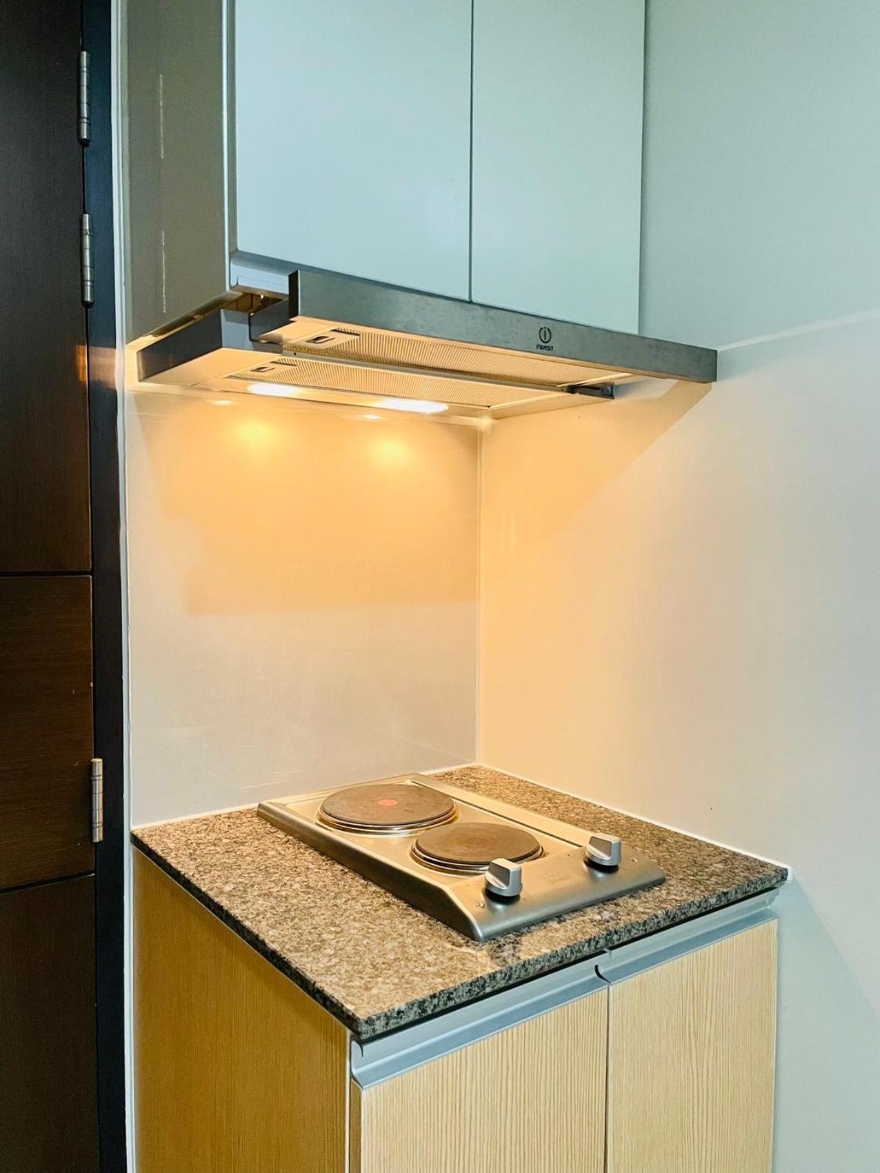 Thompson - 2-beds, One Uptown Residences, 30f - Xbox & Netflix Apartment
