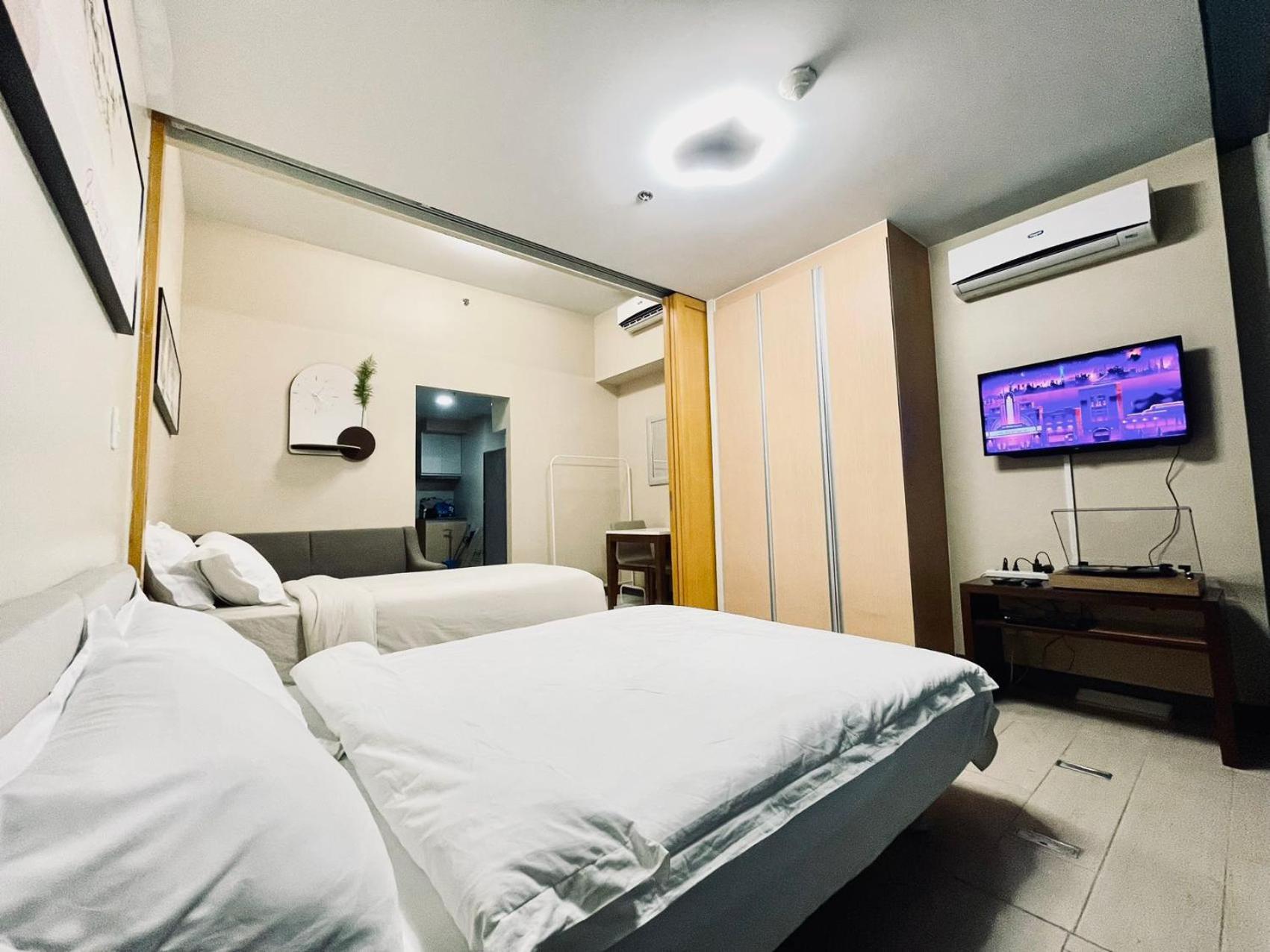 Thompson - 2-beds, One Uptown Residences, 30f - Xbox & Netflix Apartment *