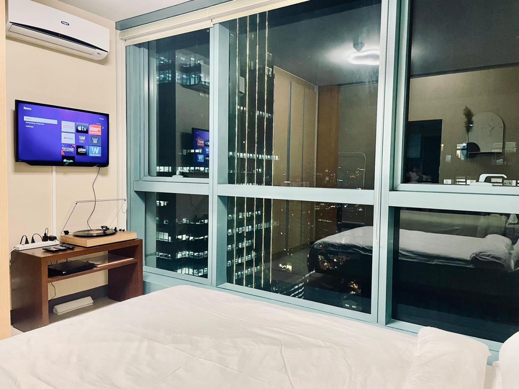 Thompson - 2-beds, One Uptown Residences, 30f - Xbox & Netflix
