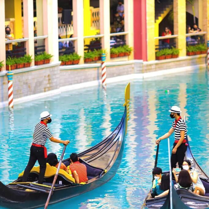 Venice Luxury Linked To Venice Mall, Nr Naia Apartment Manila