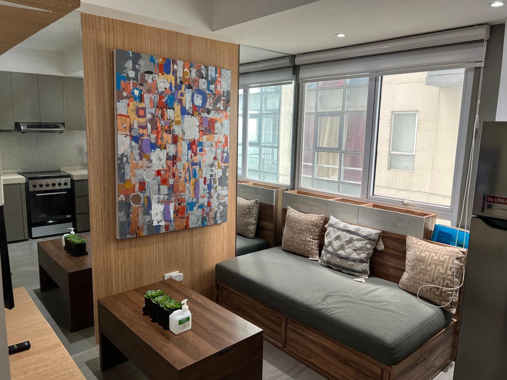 Fort Victoria Loft In Bgc Wifi Netflix