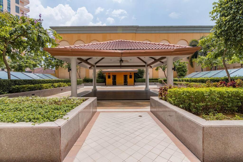 Apartment At Venice Mall, Near Airport, Bgc & Makati Manila