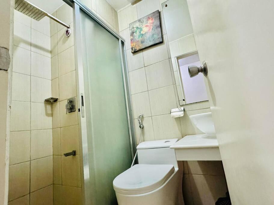 Birch Tower A1 Front Of Robinsonmla Rizal Park * Manila