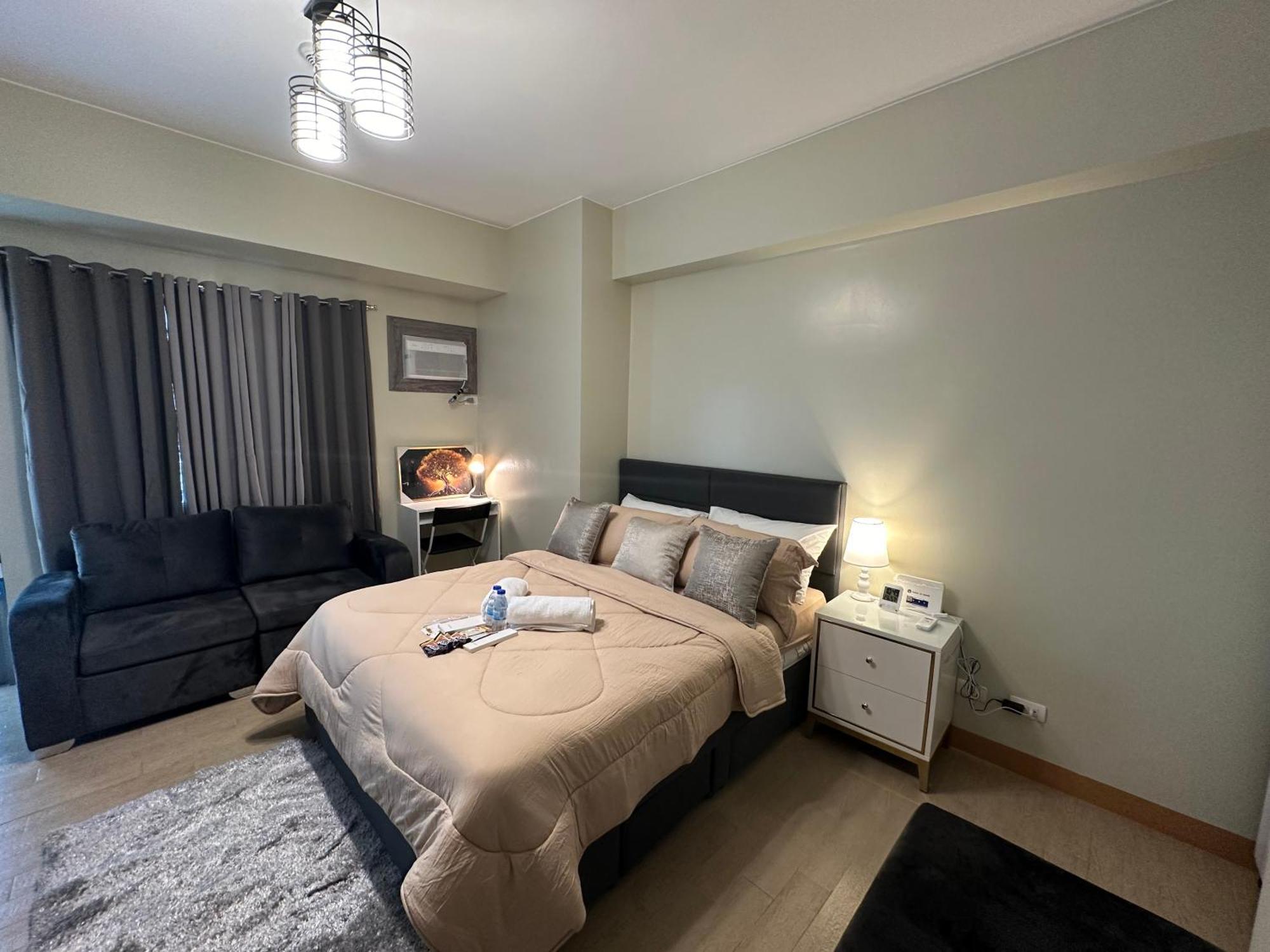 Cozy With Queen Size Bed In Araneta Quezon
