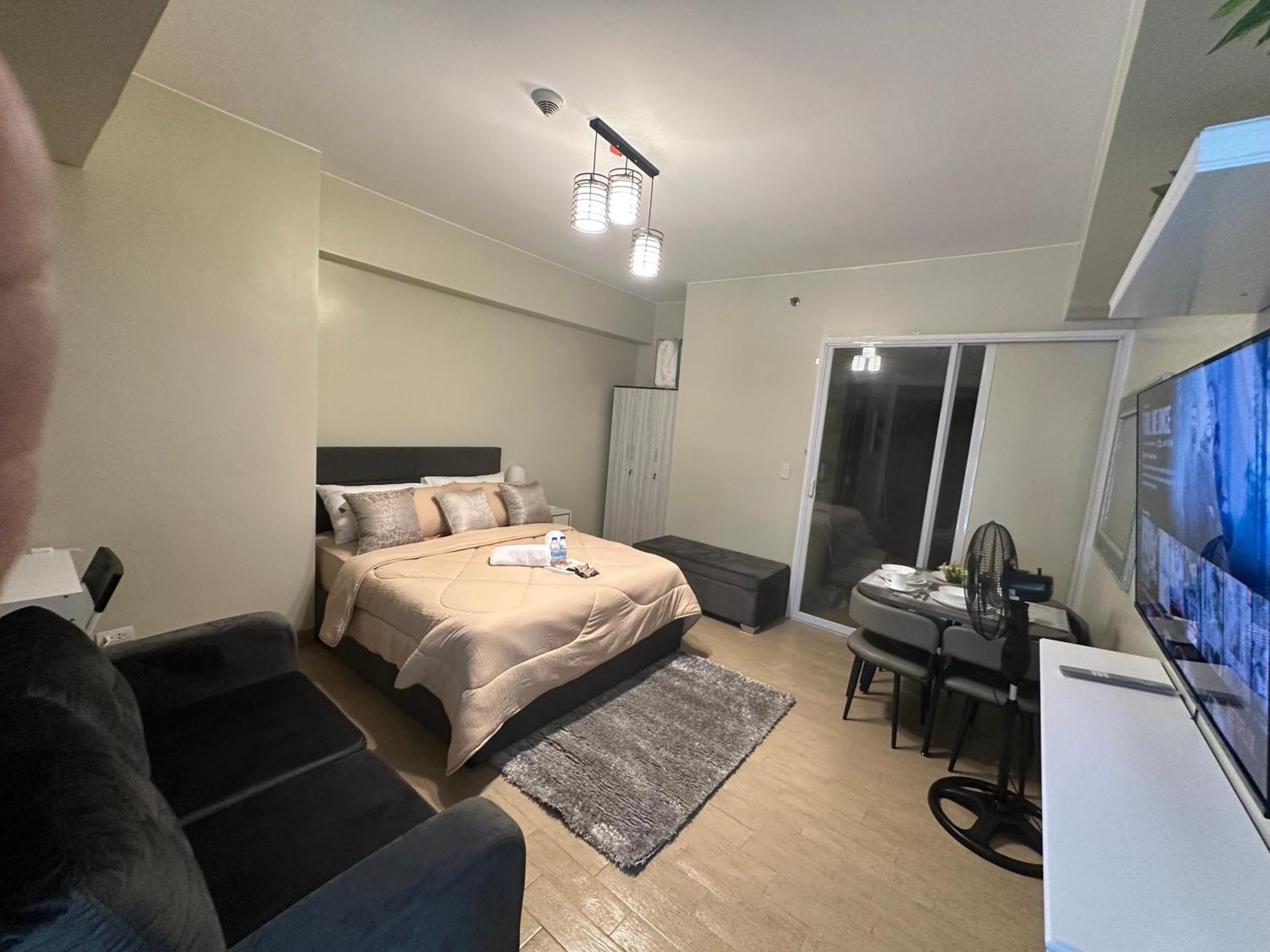 Cozy With Queen Size Bed In Araneta Quezon