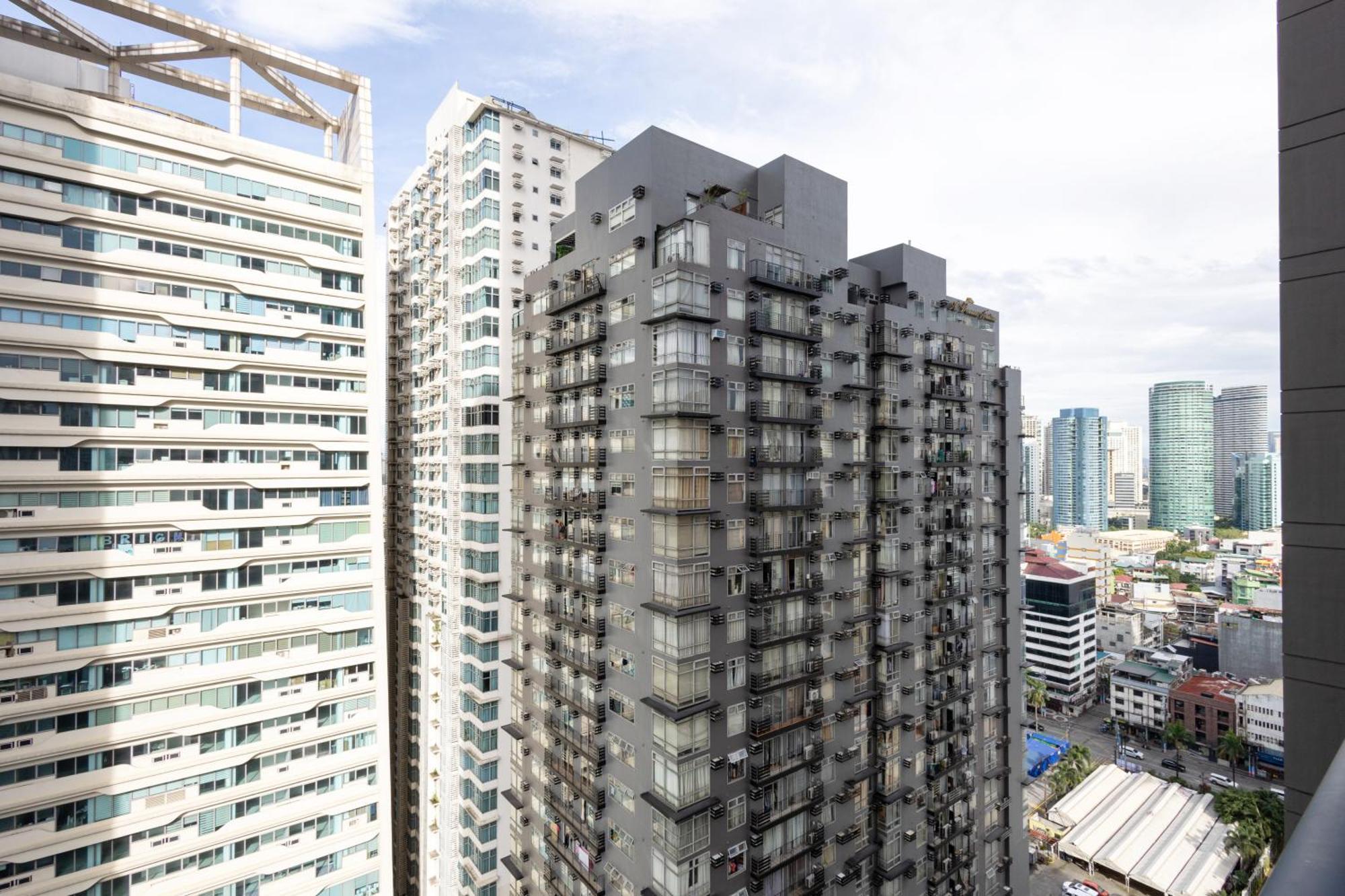 Elite Makati Loft: Infinity Pool, Netflix & Gym Apartment Manila