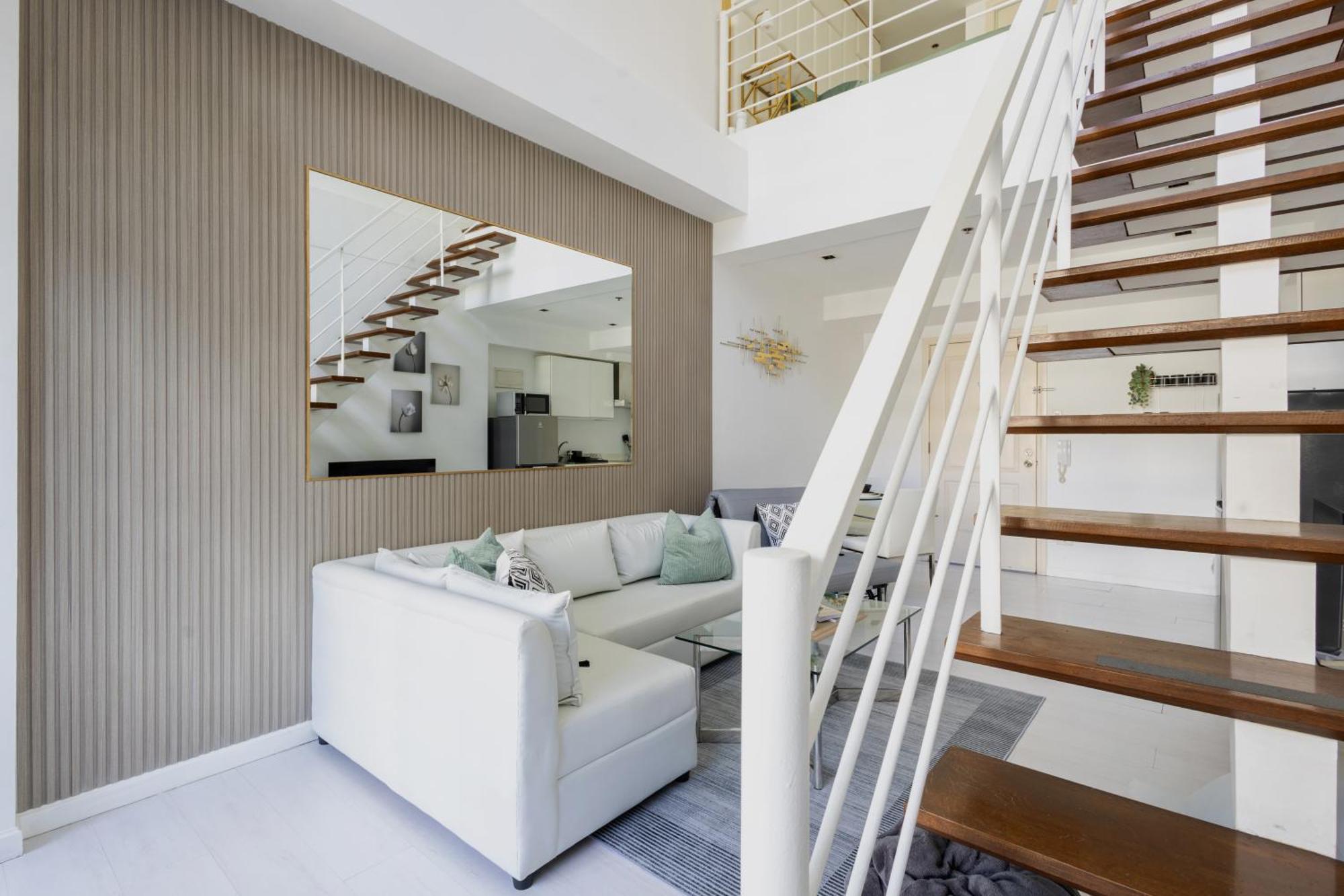 Elite Makati Loft: Infinity Pool, Netflix & Gym Apartment