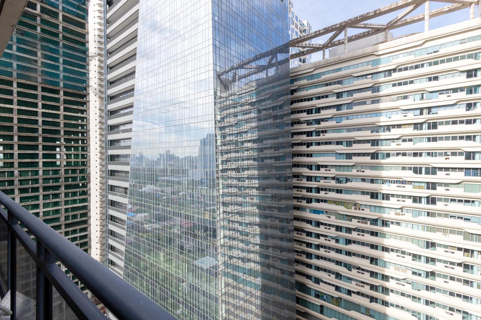 Elite Makati Loft: Infinity Pool, Netflix & Gym *