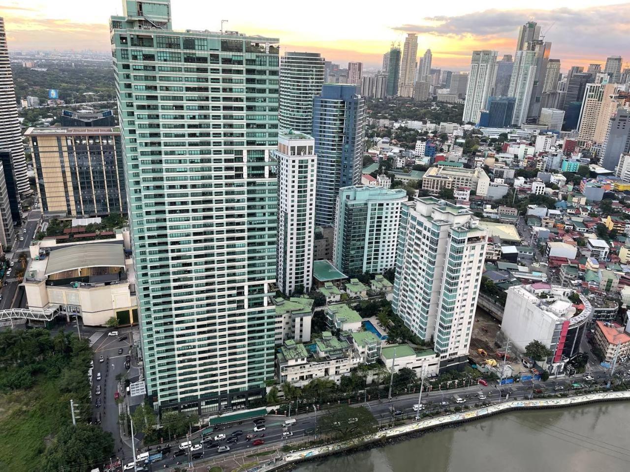 Vibrant 1br Acqua Livingstone With Netflix, Pool & Gym Manila