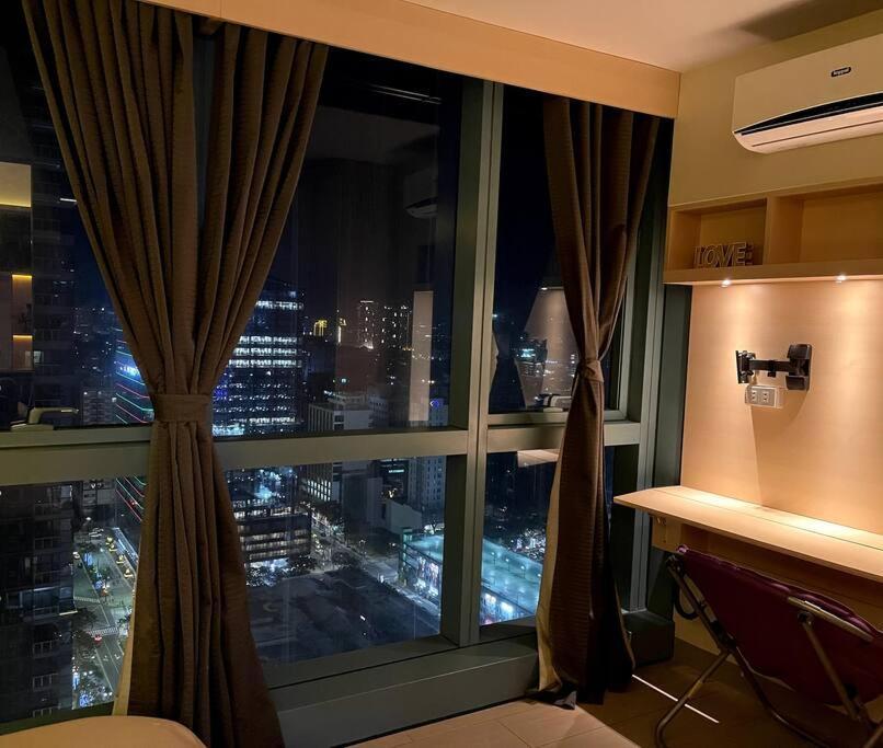 Escape 1br One Uptown Bgc W/ Sound System Manila