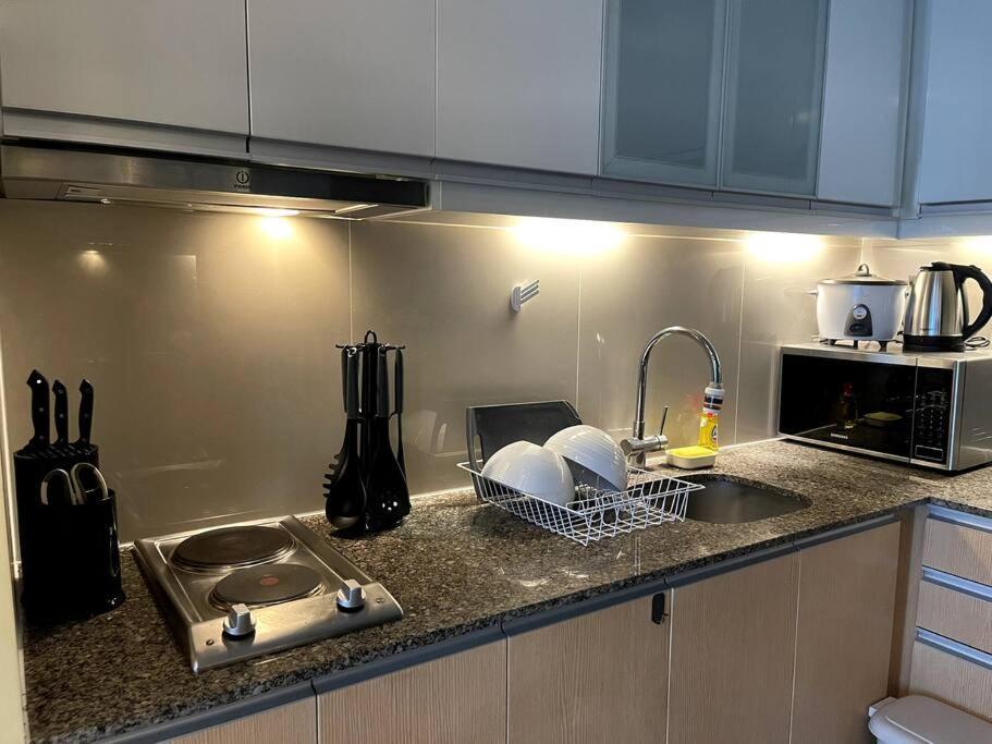 Escape 1br One Uptown Bgc W/ Sound System * Manila