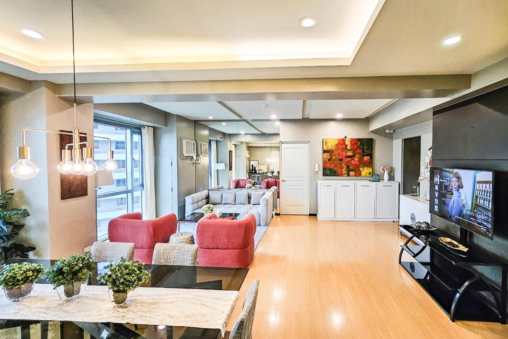Avant Spacious Sanctuary With The View In Bgc Apartment *