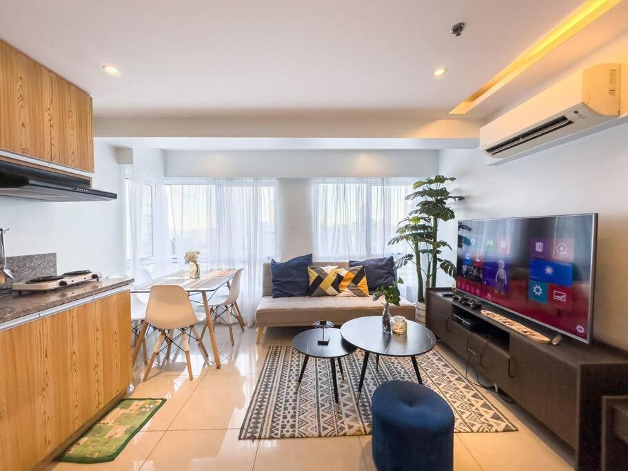 A2j Luxury 2br Bgc Near High Street, Malls Manila