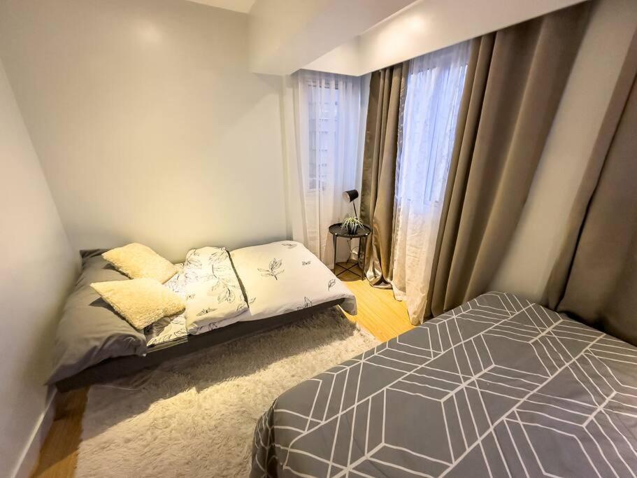A2j Luxury 2br Bgc Near High Street, Malls Manila