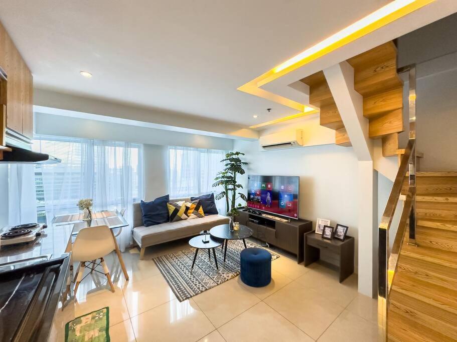 Apartment A2j Luxury 2br Bgc Near High Street, Malls Manila