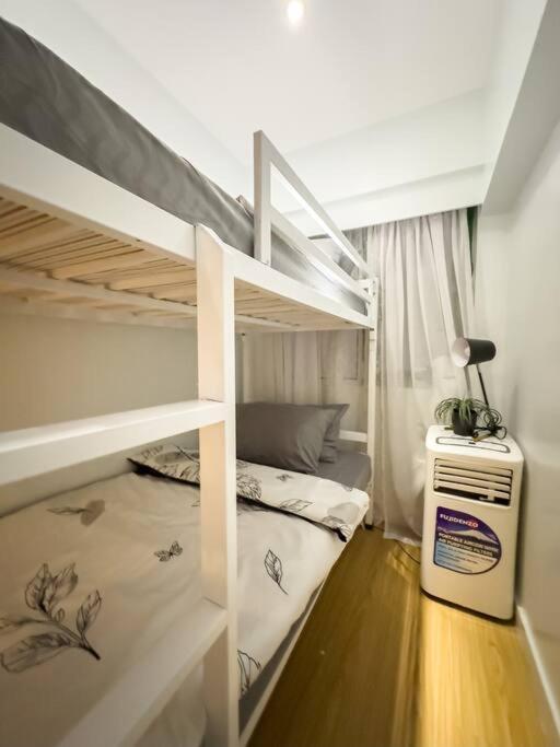 A2j Luxury 2br Bgc Near High Street, Malls Apartment Manila