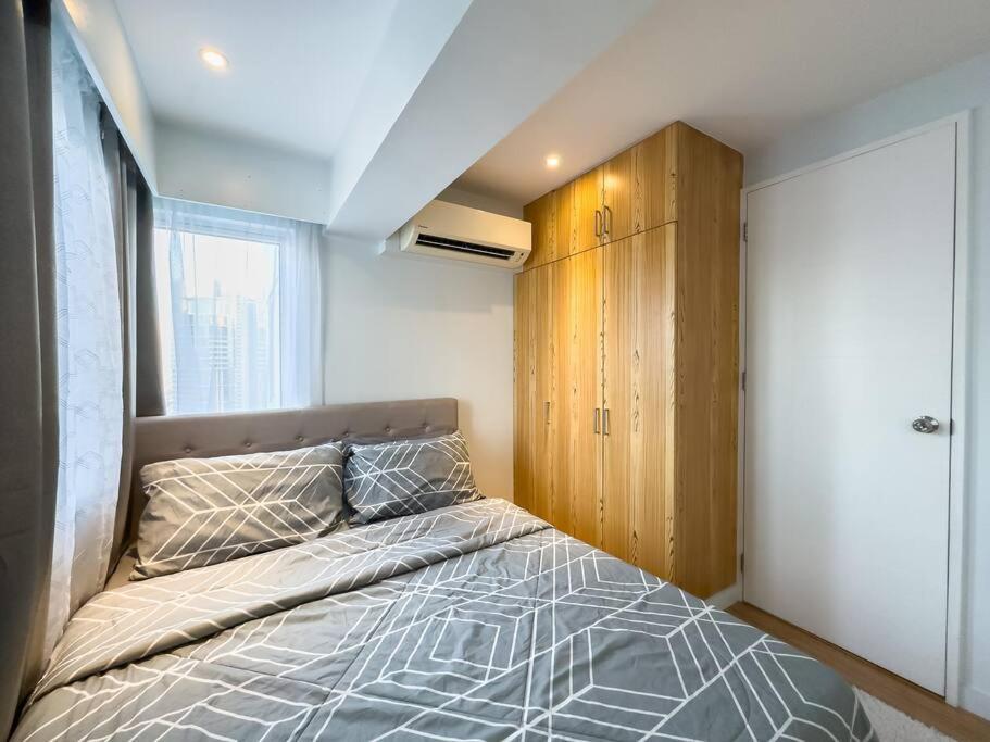 A2j Luxury 2br Bgc Near High Street, Malls Manila