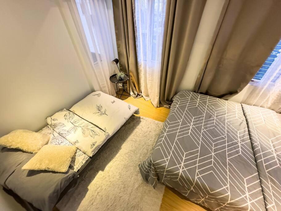A2j Luxury 2br Bgc Near High Street, Malls Apartment