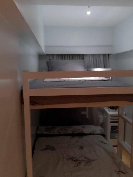 A2j Luxury 2br Bgc Near High Street, Malls *