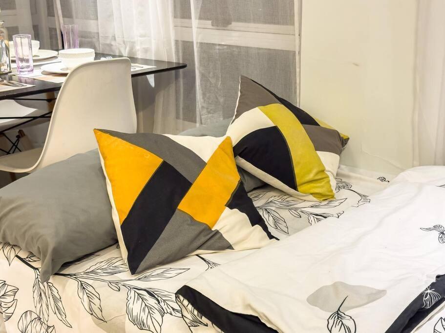 A2j Luxury 2br Bgc Near High Street, Malls Manila