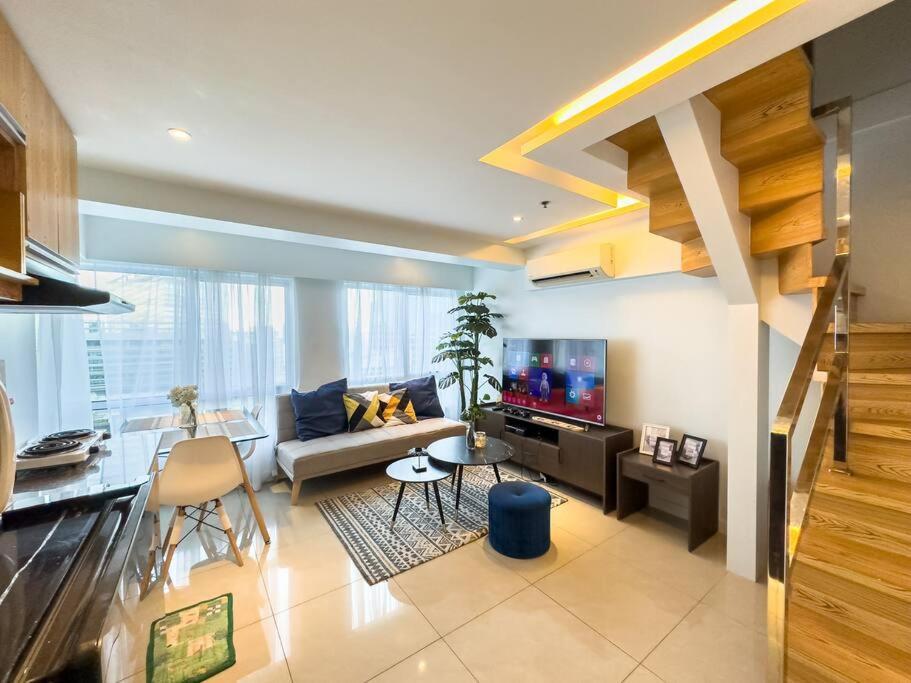 A2j Luxury 2br Bgc Near High Street, Malls
