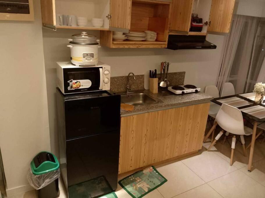 A2j Luxury 2br Bgc Near High Street, Malls Manila