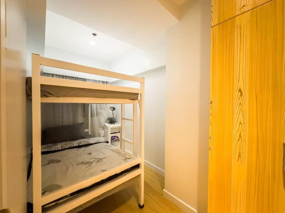 A2j Luxury 2br Bgc Near High Street, Malls