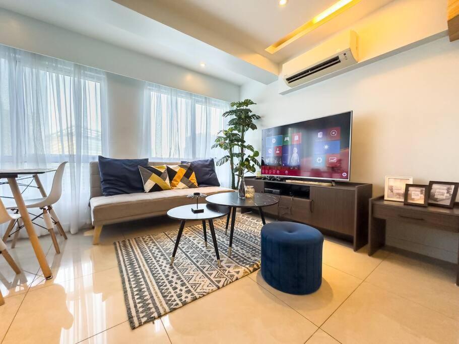 A2j Luxury 2br Bgc Near High Street, Malls Apartment *