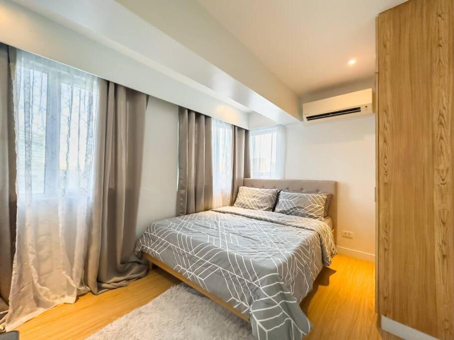 Apartment A2j Luxury 2br Bgc Near High Street, Malls Manila