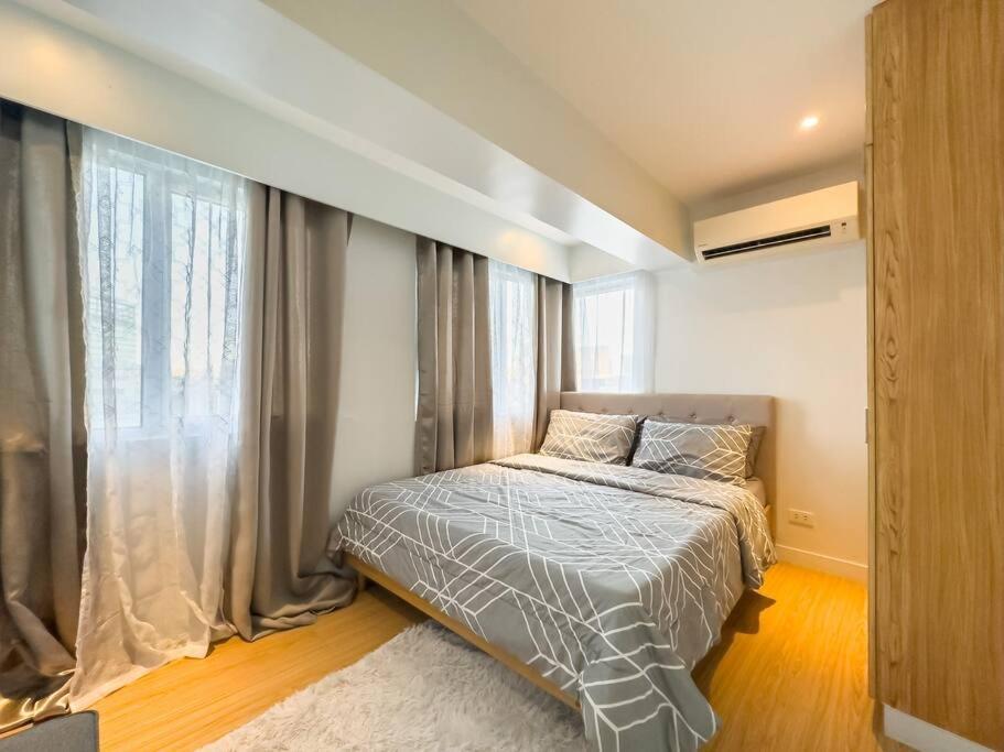 A2j Luxury 2br Bgc Near High Street, Malls Apartment Manila