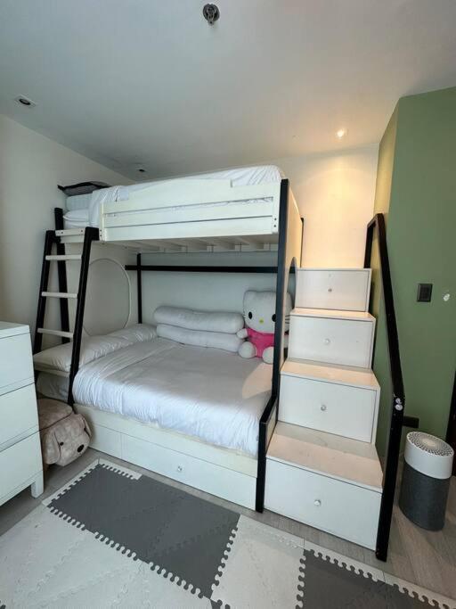 Luxury 2br In Uptown, Bgc. * Manila