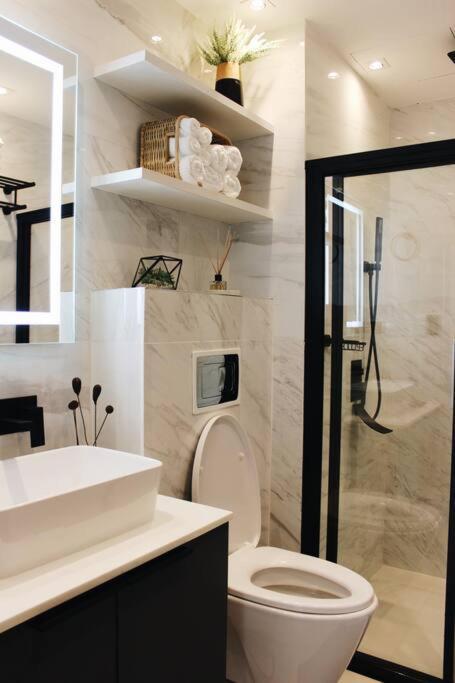 Apartment Luxury 2br In Uptown, Bgc. *