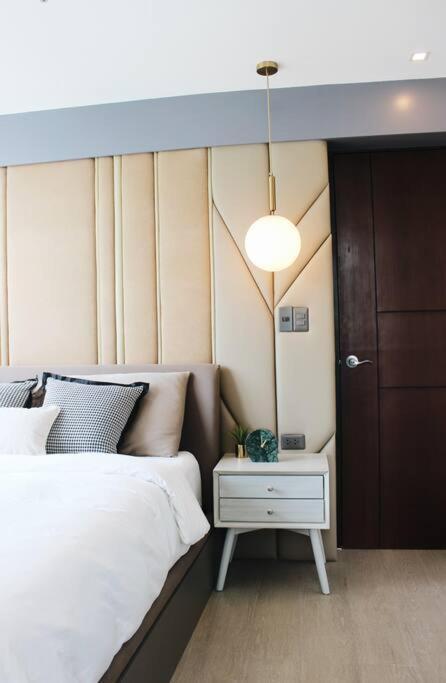 Luxury 2br In Uptown, Bgc. Apartment *