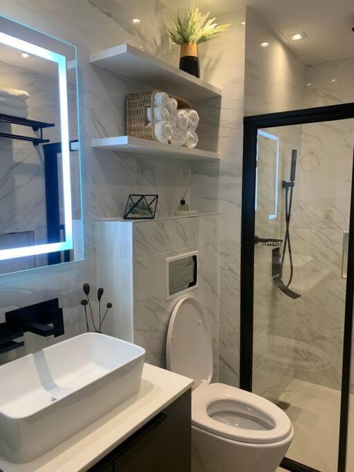 Luxury 2br In Uptown, Bgc. Manila