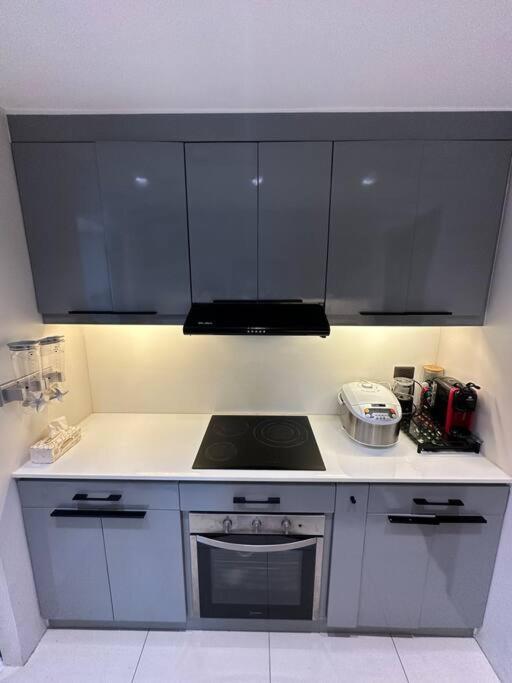 Luxury 2br In Uptown, Bgc. Apartment