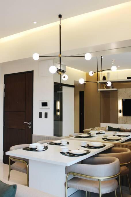 Luxury 2br In Uptown, Bgc.