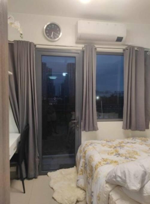 Shore 2 Tower 3 Unit 0537 Makati View