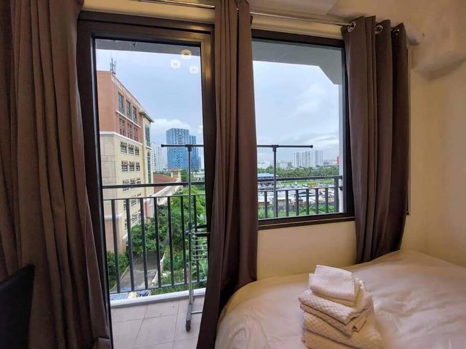 Shore 2 Tower 3 Unit 0537 Makati View * Manila