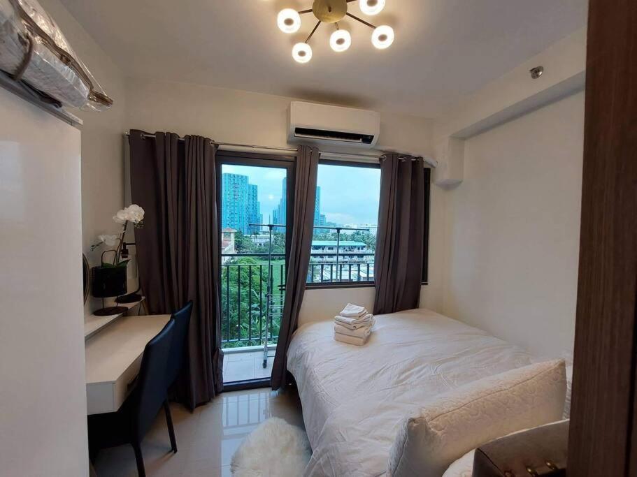Shore 2 Tower 3 Unit 0537 Makati View *