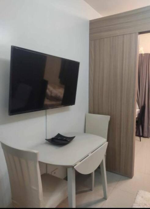 Shore 2 Tower 3 Unit 0537 Makati View *