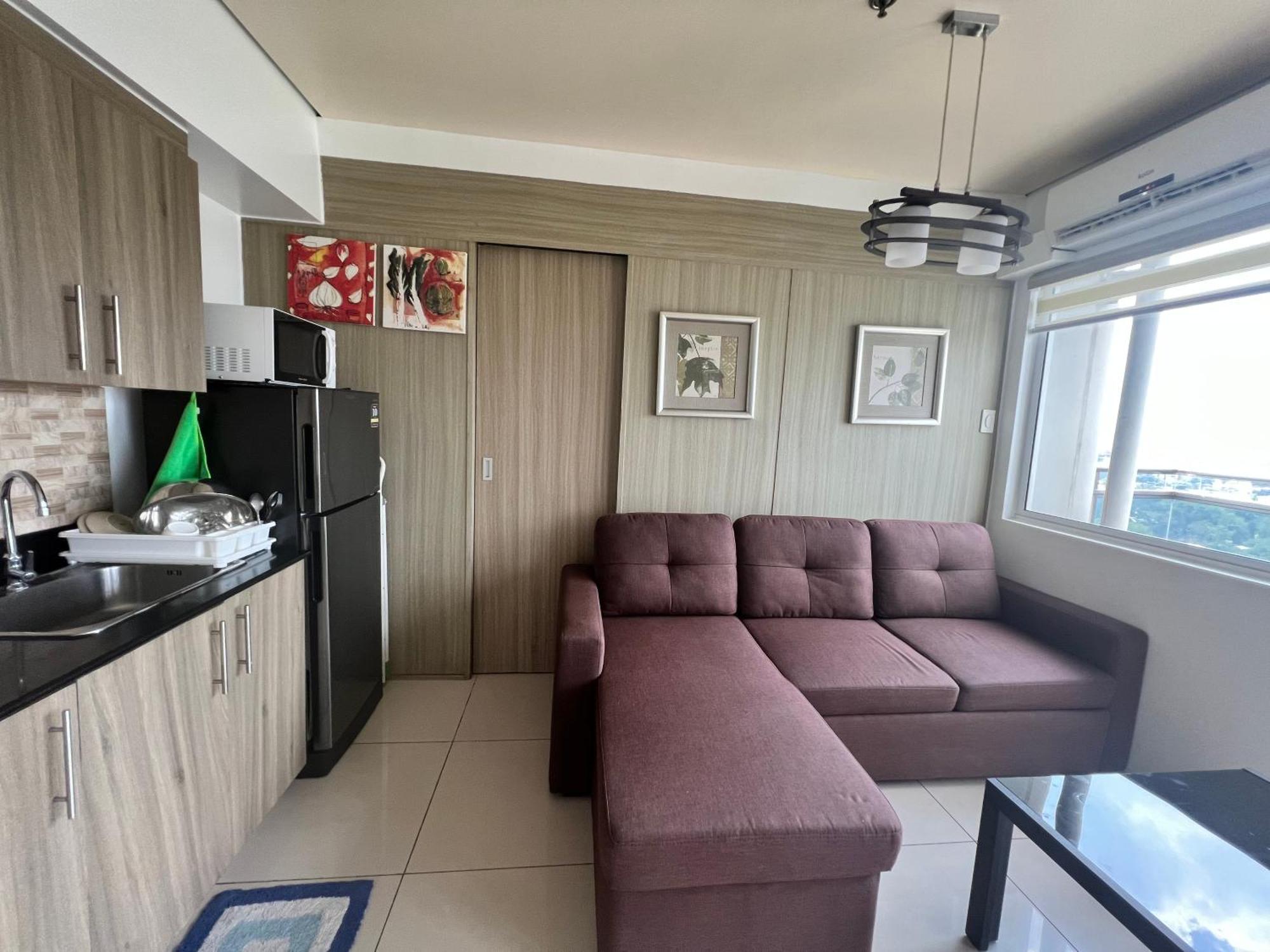 De Luxe, Standard And -the Breeze Residences-close To Airport,mall Of Asia, Us Embassy Apartment Manila